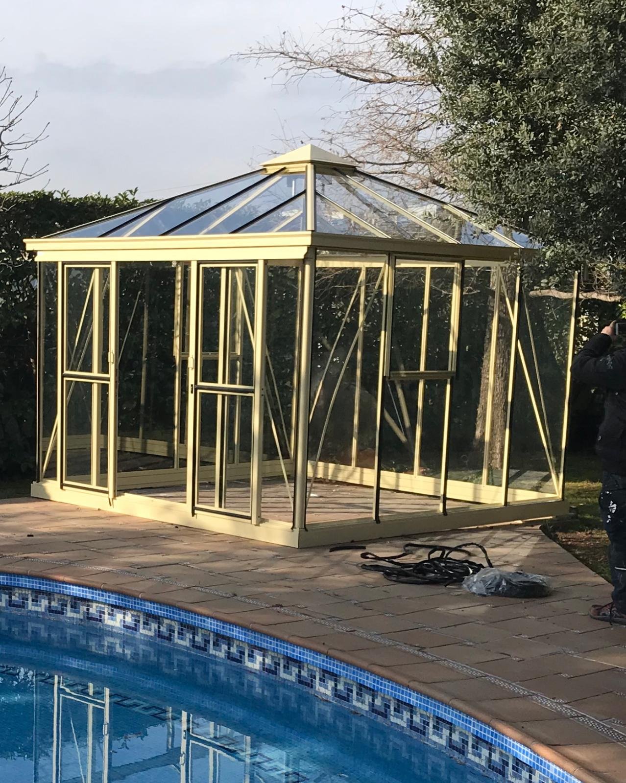 Piscina y zona exterior