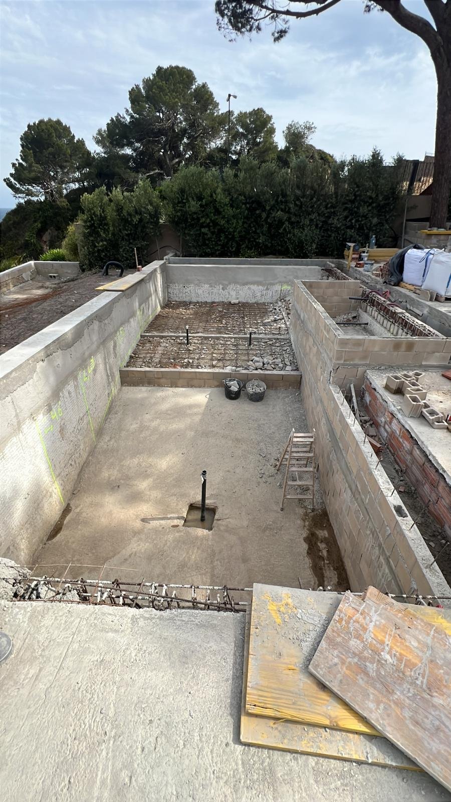 Piscina y zona exterior — imagen de obra 2