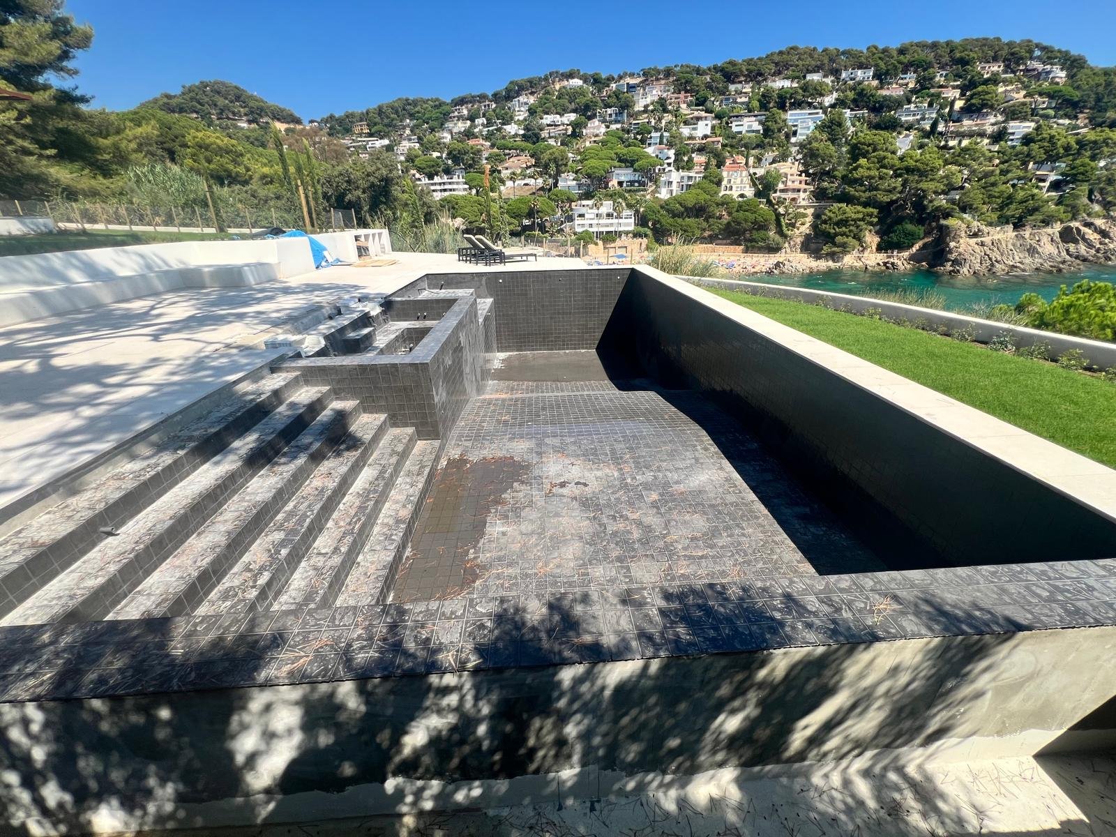 Piscina y zona exterior — imagen de obra 3