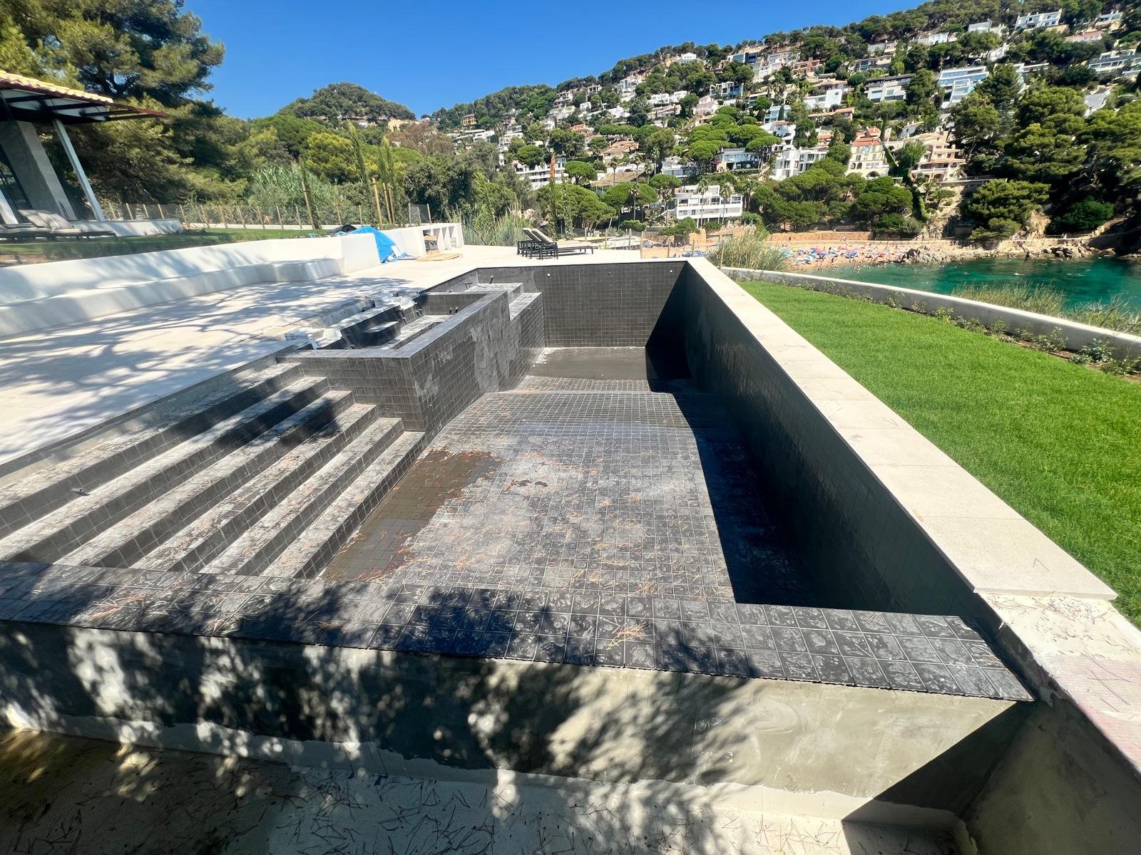 Piscina y zona exterior — imagen de obra 4